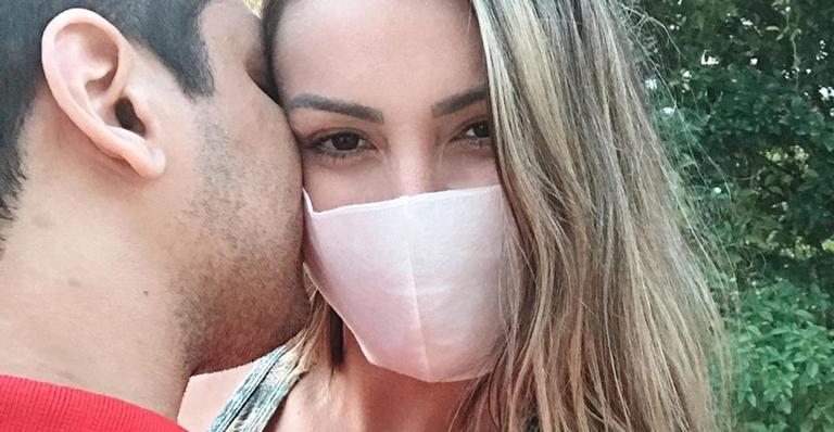 Exibindo alianças, Andressa Urach anuncia noivado: ”Agora vamos decidir a data do casamento”