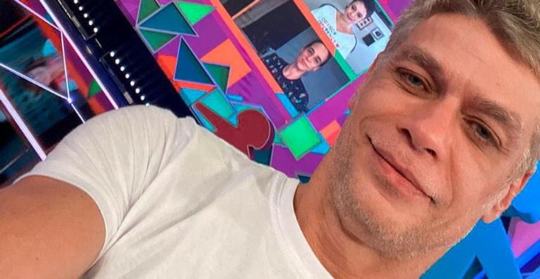 Fábio Assunção fala dos benefícios ao posar durante aula: ”Equilíbrio, força, alongamento…”