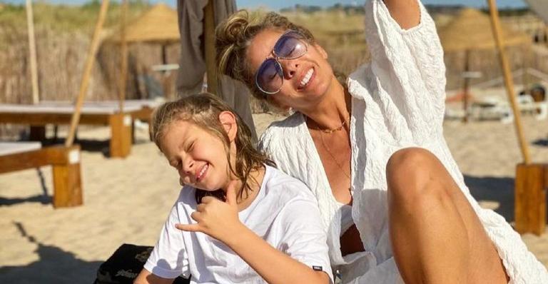 Adriane Galisteu publica cliques deslumbrantes curtindo pôr do sol em barco ao lado do filho