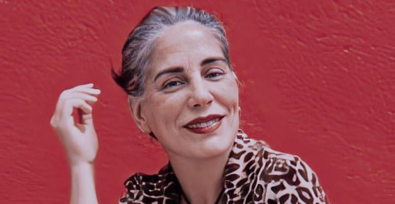 Gloria Pires se derrete ao flagrar seus cãezinhos dormindo: ”O sorriso mais bonito”