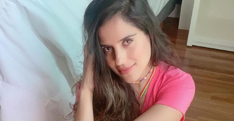 Grávida, Camilla Camargo posa sorridente e se derrete: ”Cercada de amor”