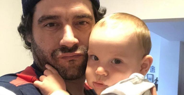 Guilherme Winter posa com o filho e faz declaração: ”Meu guri, como te amo”