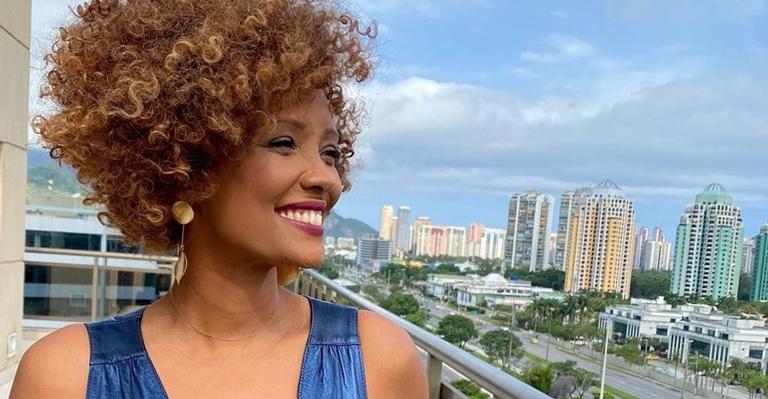 Lindíssima, Isabel Fillardis posa sorridente e web rasga elogios: ”Mais linda do Brasil”