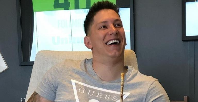 Jakson Follmann posta foto sem prótese e exibe cicatrizes: ”Somos capazes”