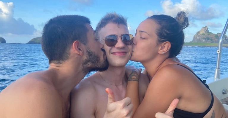 Leo Picon posa com Carol Dantas e Vinicius Martinez e brinca: ”Meus pais”
