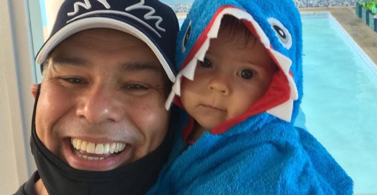 Mauricio Mattar se derrete ao ver a filha, Ilha se divertindo com cabritinhos