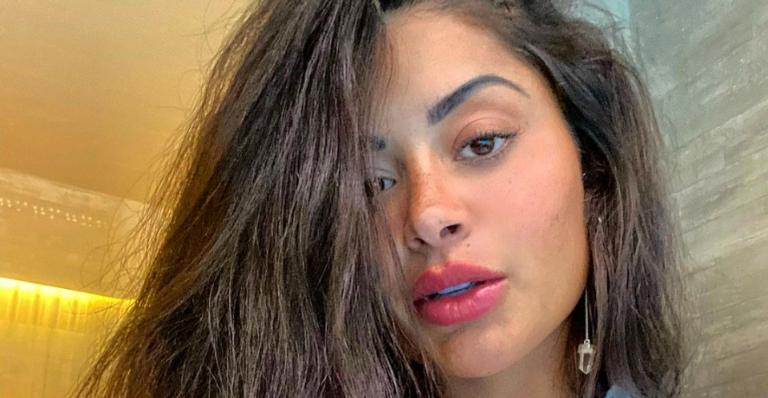 Aline Riscado chama atenção da web ao posar de biquíni a beira da piscina: ”Quanta beleza!”