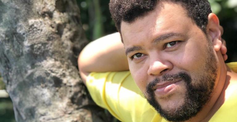 Babu Santana surge vestido de Papai Noel e diverte a web: ”Que demais!”