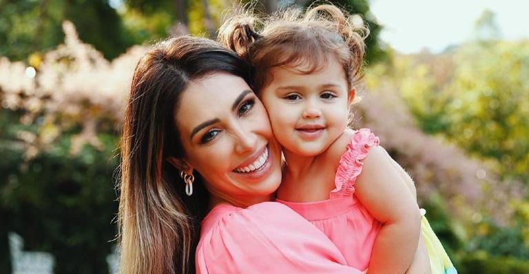 Bella Falconi publica fotos da filha caçula posando e brinca: ”Eu pari uma blogger”
