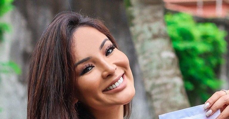 Carol Nakamura ostenta curvas com maiô cavado e decotadíssimo em barco de luxo: ”Que corpo!”