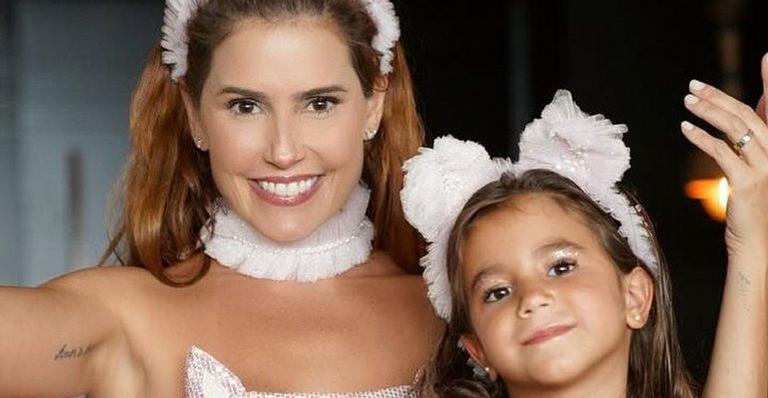 No aniversário da filha, Deborah Secco surpreende a pequena com café da manhã na cama