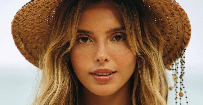 Giovanna Lancellotti conquista a web ao imitar pose de Gisele Bündchen em foto na praia
