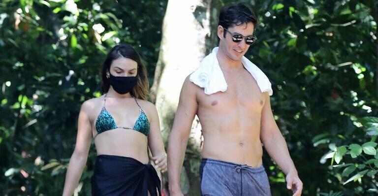 Isis Valverde e André Resende esbanjam beleza e simpatia ao serem flagrados em cachoeira
