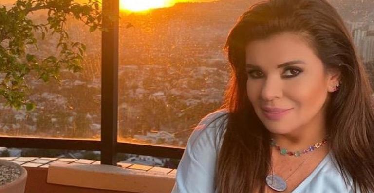 Mara Maravilha chama atenção da web ao posar com adereços dourados: ”Tá lindíssima”