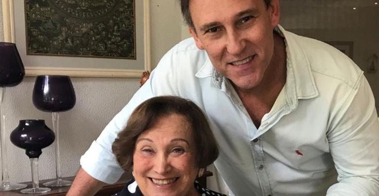 Paulo Goulart Filho posta foto com Nicette Bruno: ”Firmes e fortes aguardando sua recuperação”