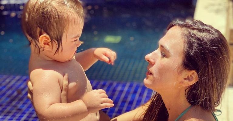 Na companhia da filha, Tatá Werneck curte piscina e brinca sobre sua altura