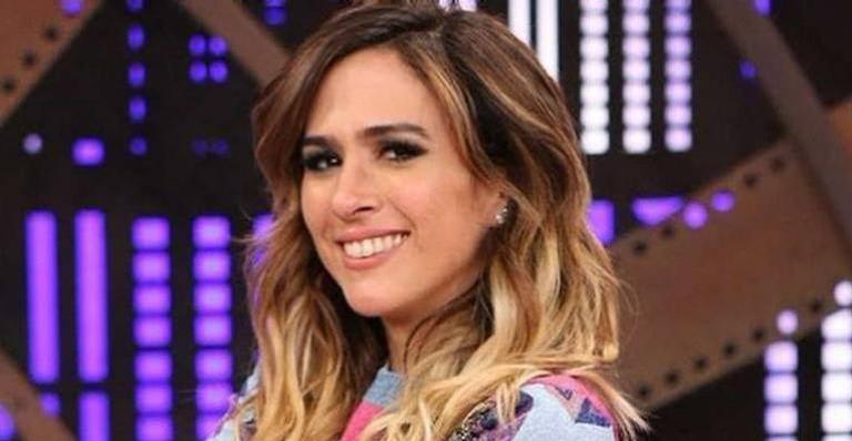 Tata Werneck surge de topless e arranca elogios dos seguidores: ”Deusa”