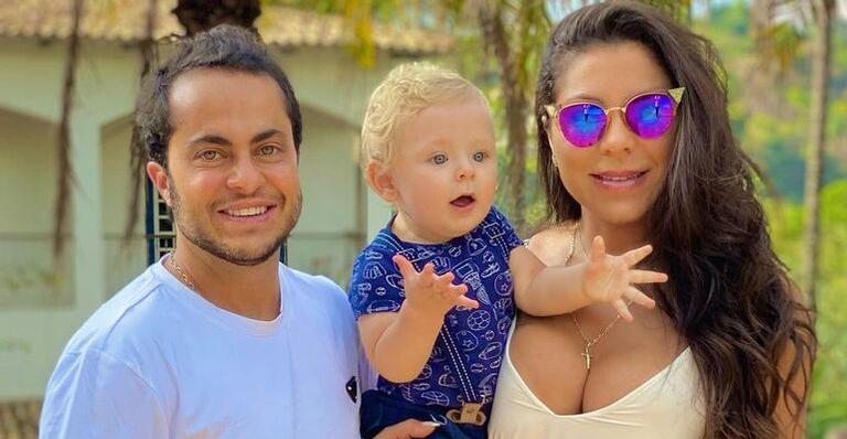 Filho de Thammy Miranda e Andressa Ferreira rouba a cena em fotos de viagem