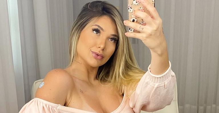 Virgínia empina o bumbum com biquíni fio dental e exibe corpo impecável: ”Um corpaço desse!”