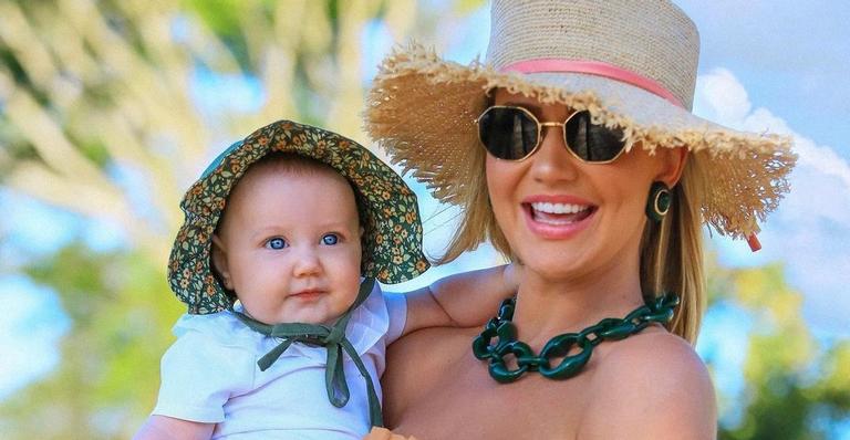 Ana Paula Siebert posa usando o mesmo maiô que a filha e derrete os internautas