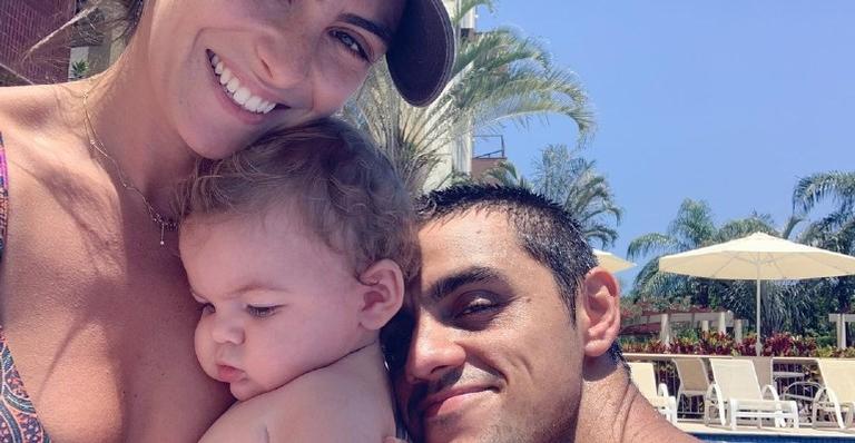 Mariana Uhlmann publica fotos lindíssimas curtindo dia de sol com o marido e o caçula