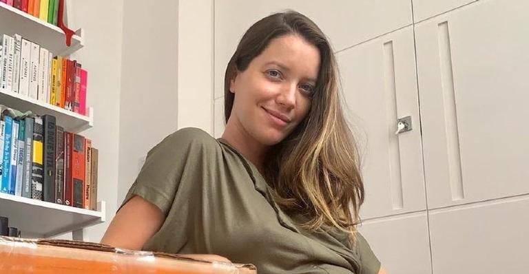 Nathalia Dill esbanja beleza ao mostrar o barrigão de 37 semanas