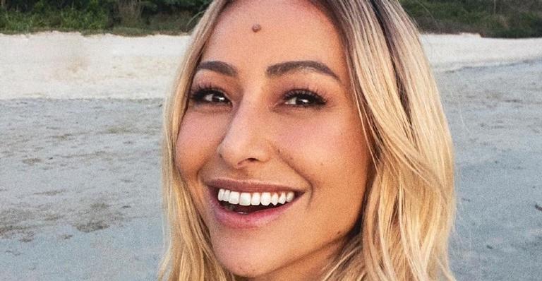 Sabrina Sato posa fazendo pose inusitada na praia e chama atenção para seu corpão
