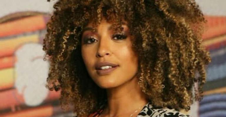 Sheron Menezzes aparece sem roupa e é elogiada na web: ”Parece uma pintura”