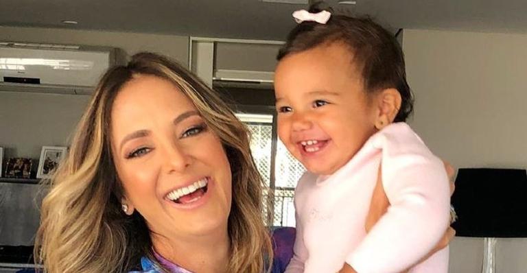 Ticiane Pinheiro e a filha caçula posam ao lado de belíssimo animal inusitado
