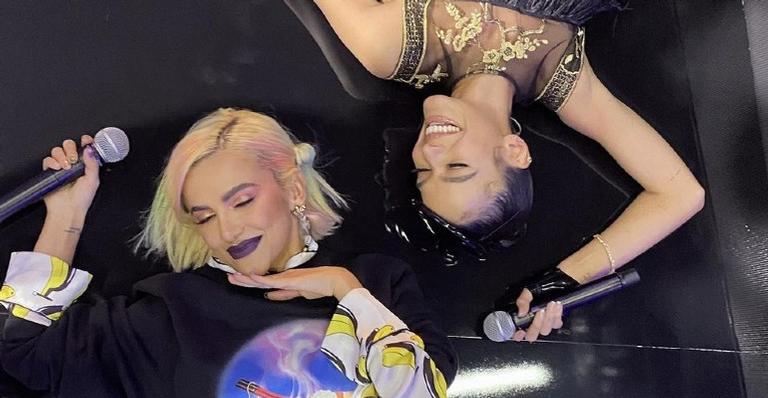 Manu Gavassi posta foto engraçada com Bruna Marquezine e se declara: ”É lindo crescer com você”