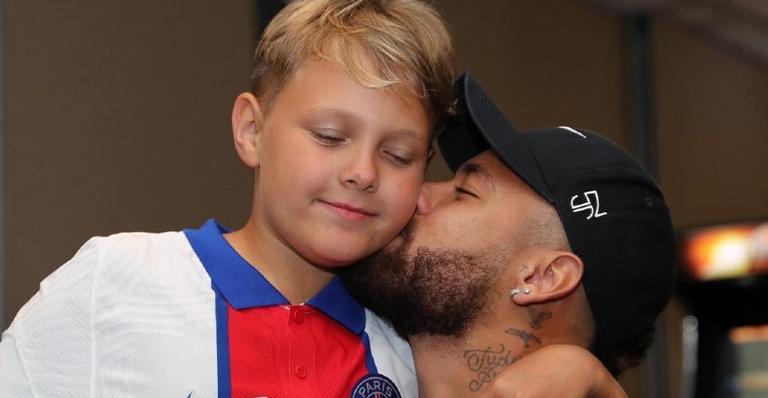 Neymar Jr. derrete a web ao postar clique de Davi Lucca enterrado na areia