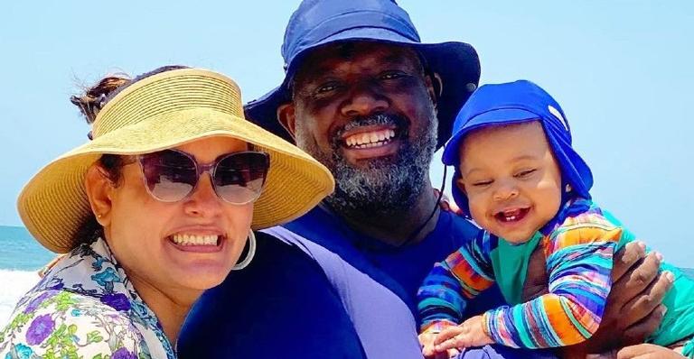 Péricles publica clique deslumbrante em família na praia e dispara: ”Meu porto seguro”