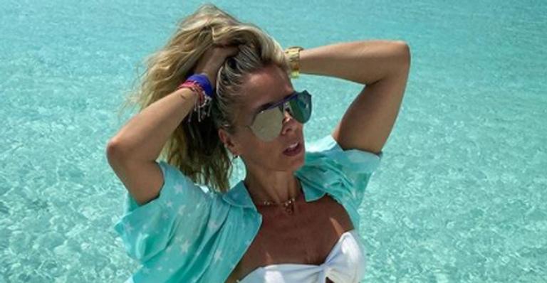 Adriane Galisteu exibe barriga negativa em clique de biquíni