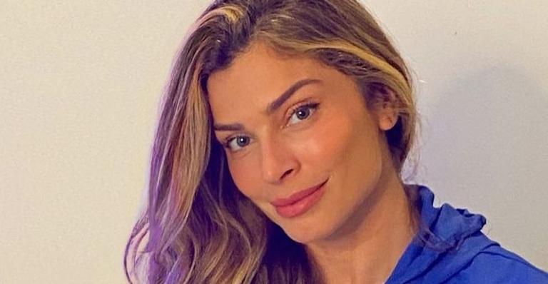 Grazi Massafera posa em frente ao espelho com biquíni fininho e exibe corpão sarado