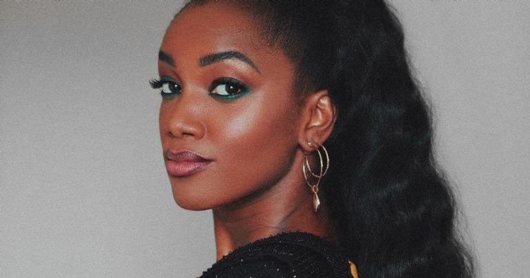 Iza exibe corpão ao posar de biquíni cavado e arranca elogios dos fãs: ”Perfeição”