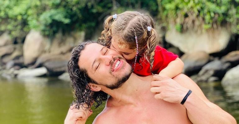 José Loreto posta clique fofíssimo ao lado da filha, Bella: ”Te amo por todas minhas vidas”