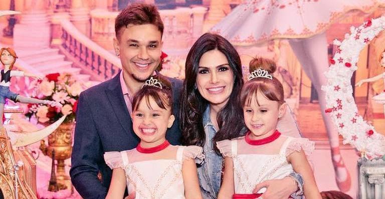 Mãe de gêmeas, Natália Guimarães surge com o mesmo look que as filhas e encanta web