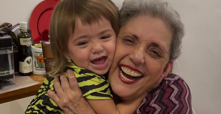 Após ganhar declaração da neta, Leda Nagle se derrete: ”O prazer de amar e ser amada”