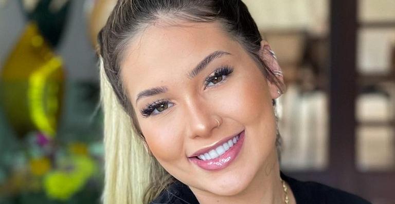 Virgínia posa de costas com biquíni fio dental e ostenta bumbum turbinado: ”Olha o corpo dela!”