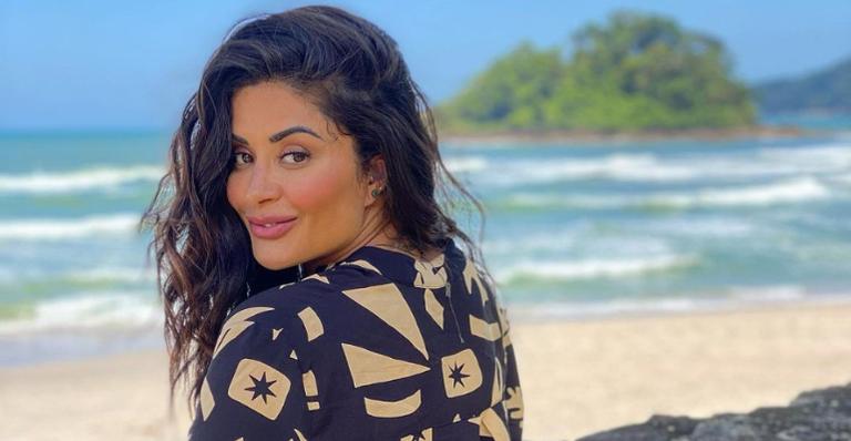 Aline Riscado chama atenção de fãs ao posar com biquíni azul: ”Linda e cheia de luz!”