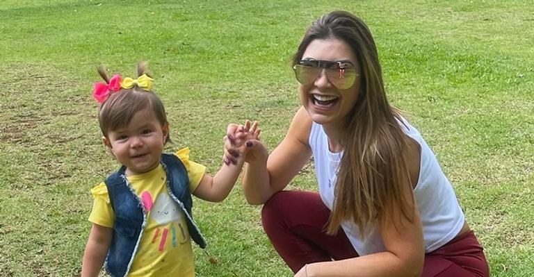 Amanda Françozo comemora um ano do batismo da filha: ”Te amamos nossa Vitória”