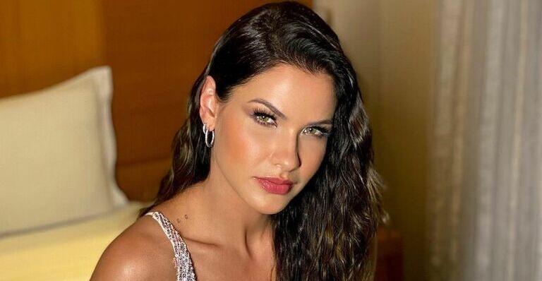 Andressa Suita monta árvore de Natal luxuosa em sua mansão e impressiona