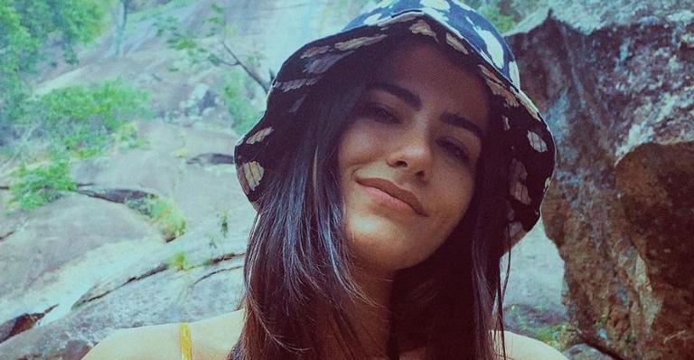 Antonia Morais posa com look inusitado e brinca: ”Jovem senhora no auge de seus 28 anos”