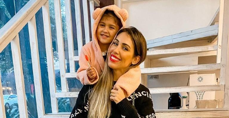 Bella Falconi posta fotos de Vicky com um laço imenso na cabeça e dispara: ”Boneca fora da caixa”