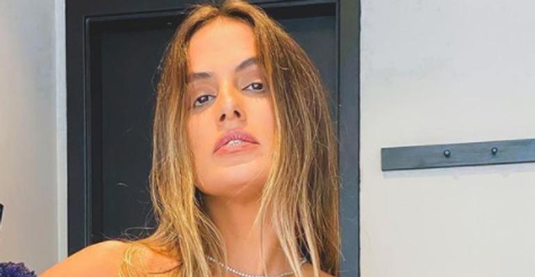 Carol Peixinho eleva a temperatura ao posar de biquíni