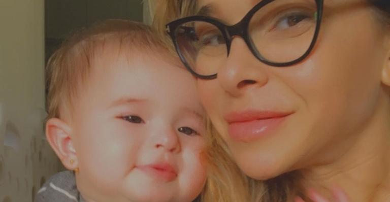 Dany Bananinha mostra a filha lambuzada de fruta: ”Bom dia com esse bico de banana”