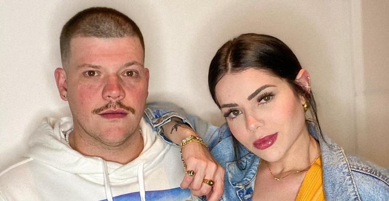 Ferrugem recebe elogio da esposa ao postar selfie descontraída: ”Um carequinha lindo”