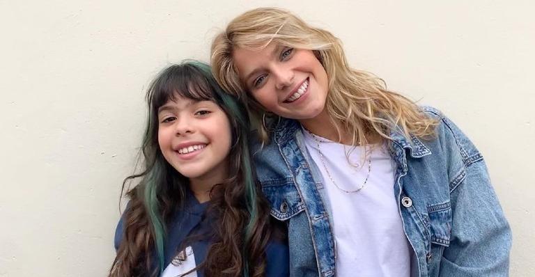 Isabella Santoni compartilha cliques de momento fofo ao lado de sua irmã mais nova