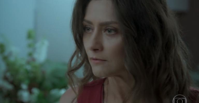 Joyce descobre que Irene é a amante do marido e surta em ‘A Força do Querer’
