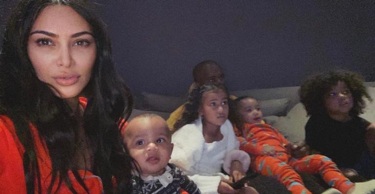 Kim Kardashian se derrete ao publicar clique dos filhos: ”Meus bebês”